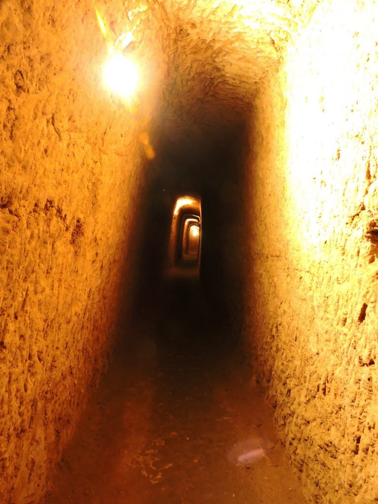 Jeden z korytarzy w podziemnym mieście Nuszabad fot. A. Sołtysiak, zdjęcie na licencji CC BY-NC-SA