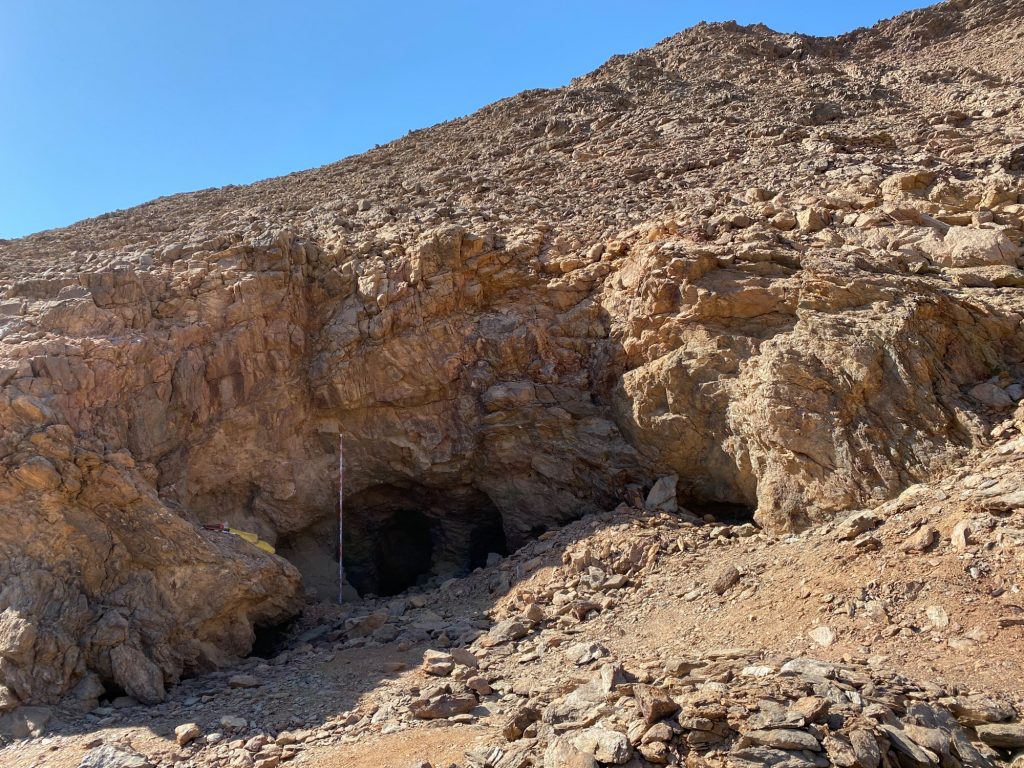 Wejście do jednej z wielu kopalni szmaragdów w Wadi Sikait © J. O. Guzman