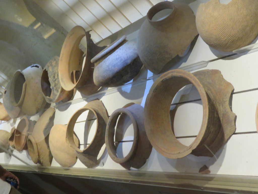 Amfory na wystawie w muzeum wykopalisk Pattanam - Muziris fot. Vinayaraj (opublikowano na licencji CC BY-SA 4.0)