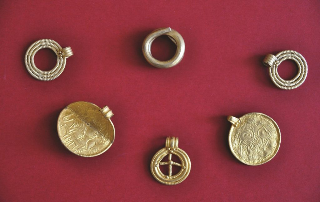 Brakteat skandynawski typu C i skarb złotych przedmiotów z Suchania, pow. stargardzki © M. Bogacki, M. Dąbski