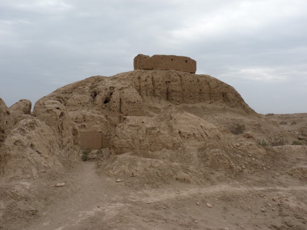 Ziggurat w Nippur (współczesny Nuffar, Irak), niegdyś centrum religijne południowej Mezopotamii. Nawet jeśli uznajemy wywołany przez przemiany środowiska upadek starożytnych społeczeństw, to aby właściwie ocenić pełny wpływ zmian klimatycznych i związanych z nimi zmian politycznych, musimy odpowiednio połączyć wyniki analiz nauk przyrodniczych i społecznych © G. Benati