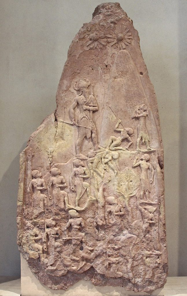 Stela upamiętniająca zwycięstwo nad plemionami górskimi odniesione przez Naram-Sina, króla imperium akadyjskiego w latach około 2254–2218 p.n.e. © F. Romero, France - Paris - Musée du Louvre, na podstawie licencji CC BY 2.0, via Wikimedia Commons