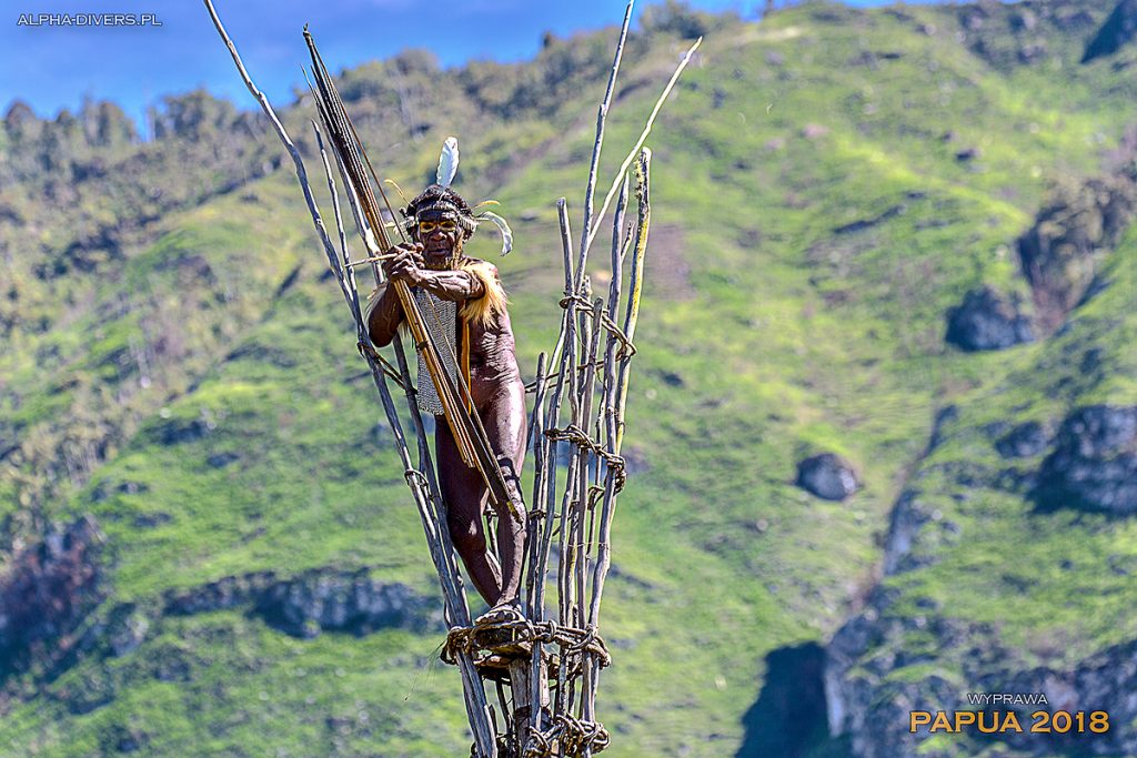 Papuaski wojownik podczas polowania – inscenizacja dla turystów. Papua-Nowa Gwinea 2018 © P. Trześniowski