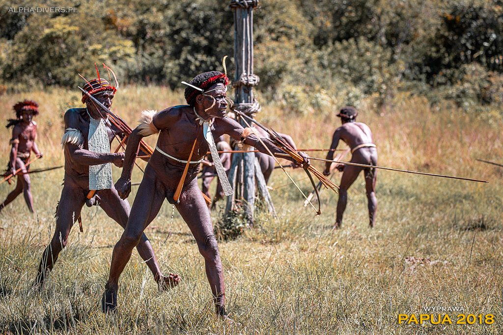 Papuascy myśliwi – inscenizacja sceny polowania dla turystów - Papua-Nowa Gwinea 2018 © P. Trześniowski