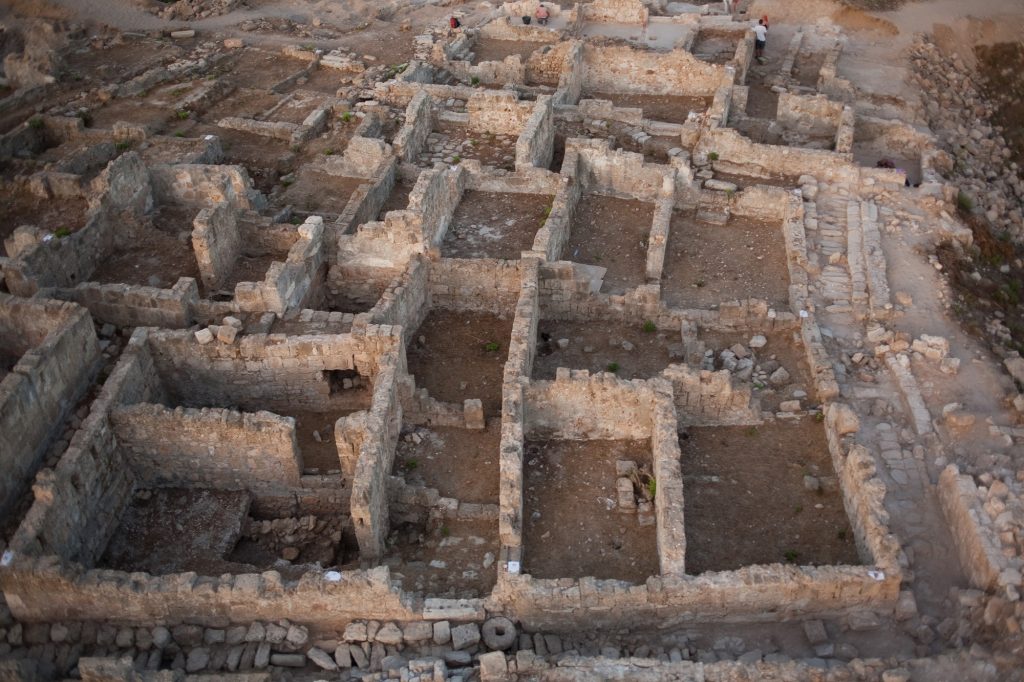 Pozostałości późnoantycznej zabudowy mieszkalnej w Jiyeh (Porfirejon) © M. Bogacki, na licencji CC-BY-SA 4.0