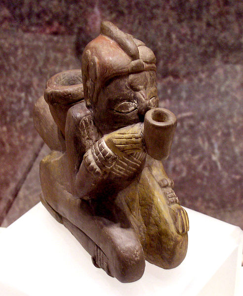 Antropomorficzna figuratywna fajka kultury Missisipi ze stanowiska Spiro © Herb Roe opublikowano na licencji CC BY-SA 3.0, via Wikimedia Commons