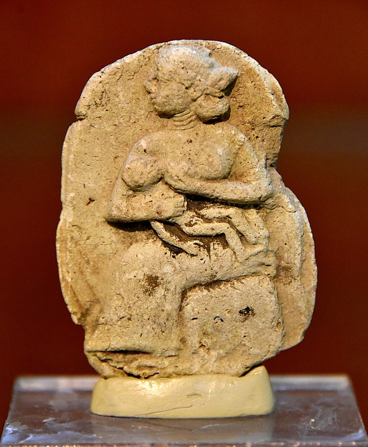Terakotowa plakietka z Babilonii przedstawiająca kobietę karmiącą dziecko piersią. Muzeum miasta Sulejmanija, Iracki Kurdystan © Osama Shukir Muhammed Amin FRCP(Glasg) Opublikowano na licencji CC BY-SA 4.0, via Wikipedia Commons