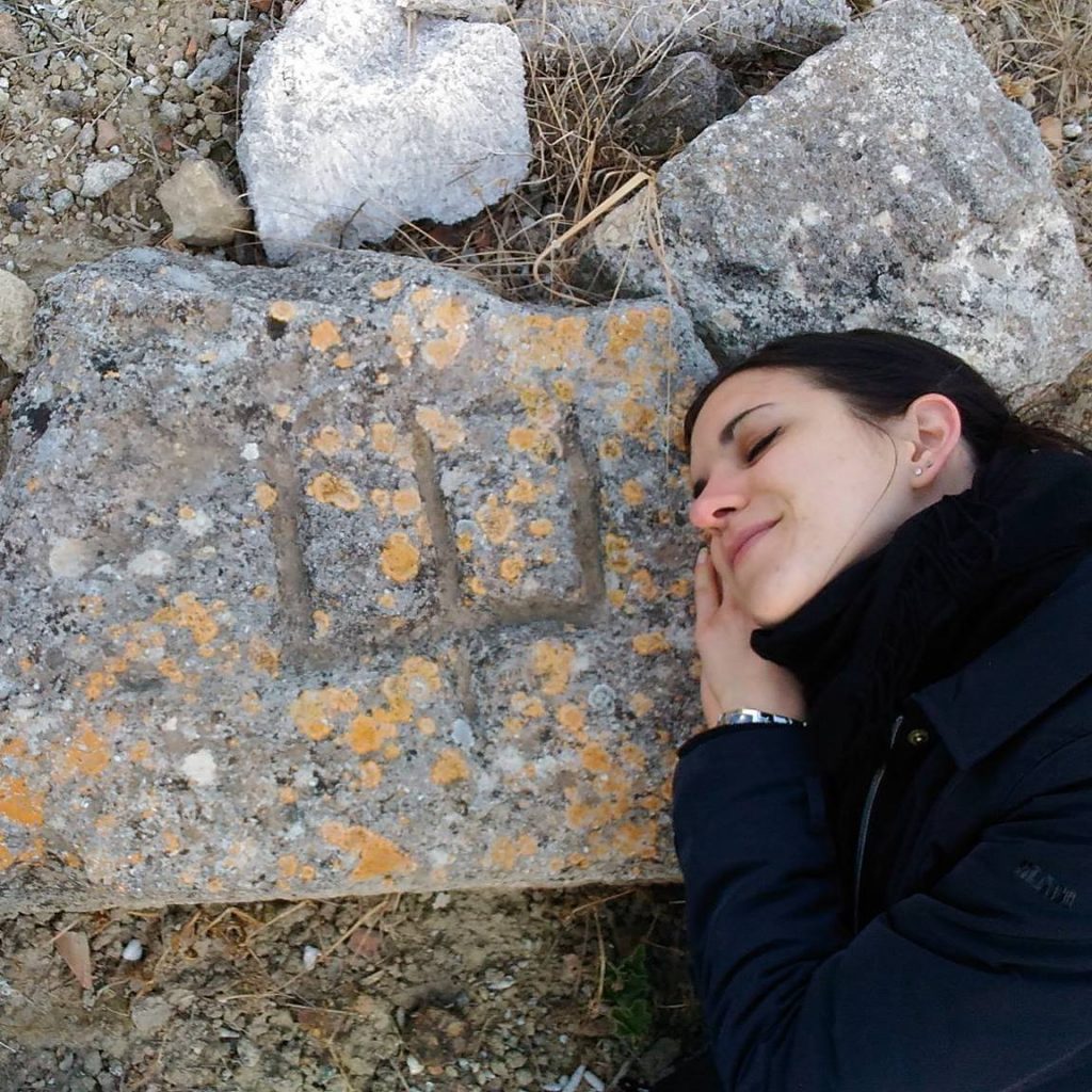 Dr Ester Salgarella z kamienną inskrypcją w pałacu Knossos na Krecie, 2016 (zdjęcie dzięki uprzejmości dr Ester Salgarelli)