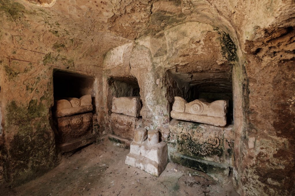 Sarkofagi z okresu rzymskiego w grobie na nekropoli w Jiyeh (Porphyreon) © A. Oleksiak,CAŚ UW, na licencji CC-BY-SA 4.0