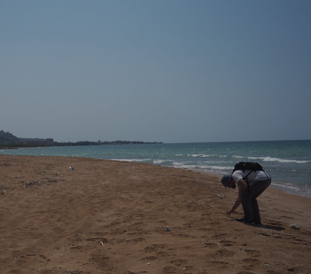  A. Sołtysiak zbierający próbki z plaży przy ruinach starożytnej Sarepty – Sarafand © T. Waliszewski, na licencji CC-BY-SA 4.0