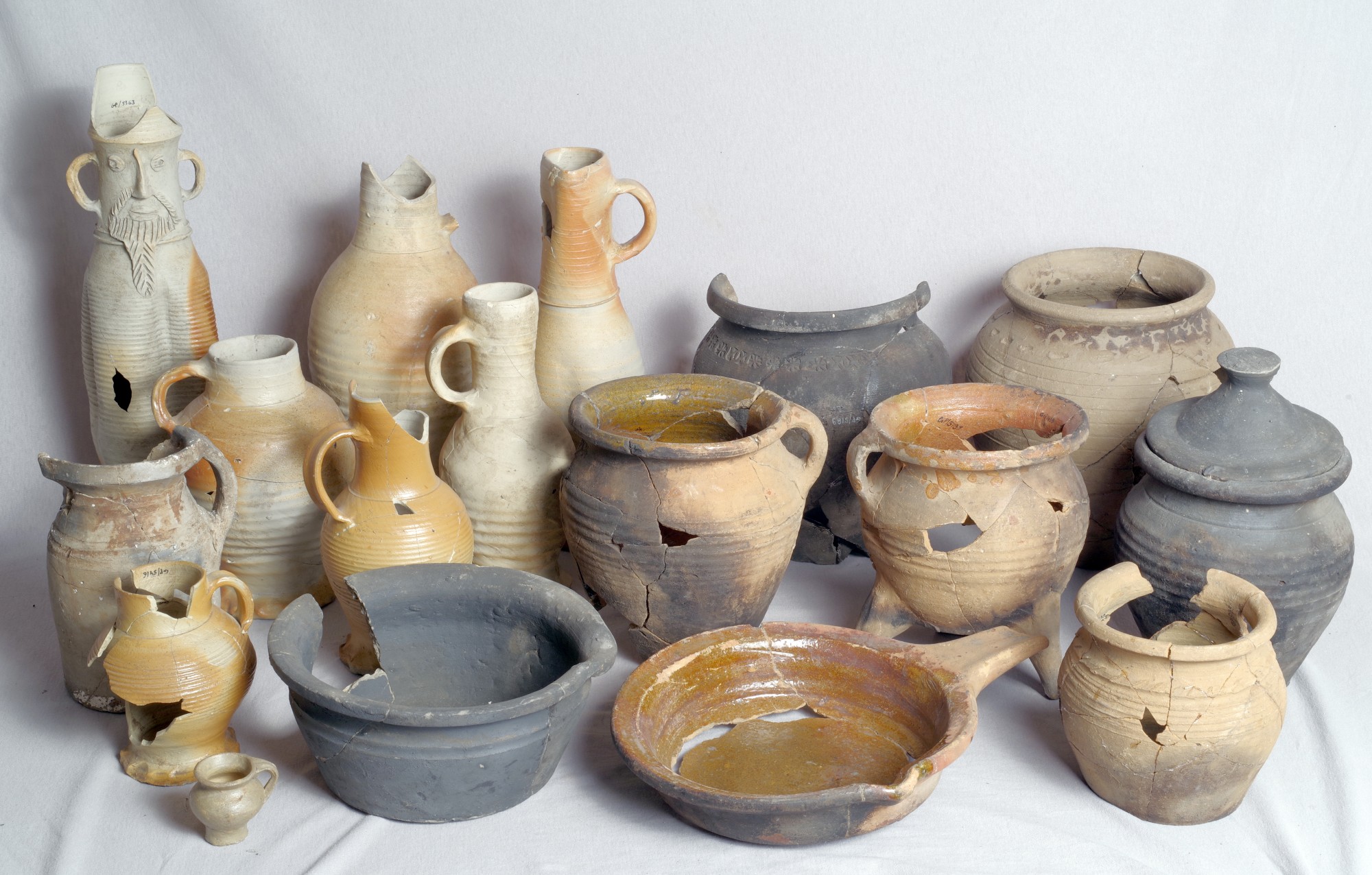 Asortyment naczyń ceramicznych z latryny na zapleczu działki Długi Targ 21 © M. Starski, na licencji CC-BY-SA 4.0