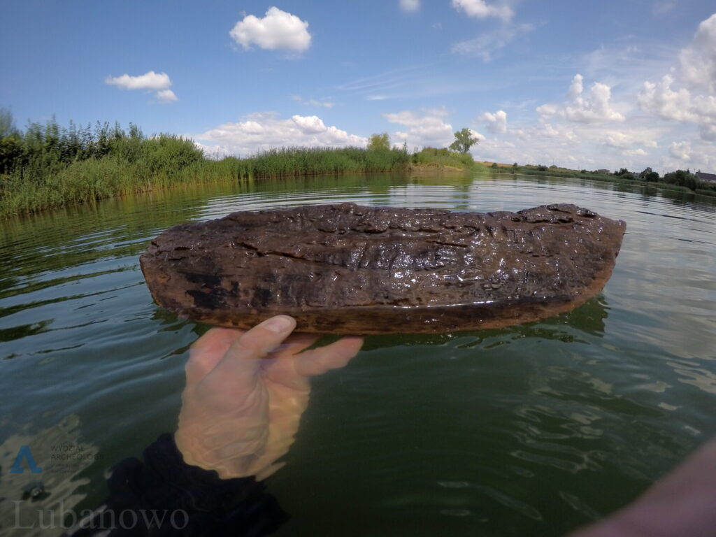 Pawęż dłubanki znalezionej w jeziorze Lubanowo © T. Budziszewski, opublikowano na licencji CC BY-NC-SA 4.0