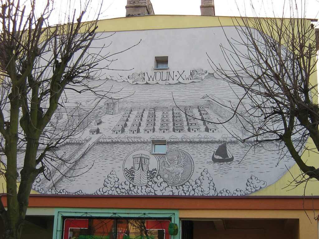 Wolin w wieku X. Wizerunek jest na jednym z bloków mieszkalnych w centrum miasta. © R. Drożdżewski, opublikowano na licencji CC BY 3.0, via Wikimedia Commons