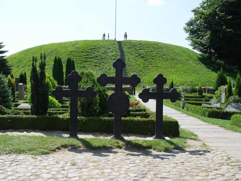 Południowy kopiec grobowy przy kościele w Jelling (widok od strony kościoła). Należy do światowego dziedzictwa kulturowego (UNESCO). © Godewind, opublikowano na licencji CC BY-SA 2.0 DE, via Wikimedia Commons