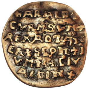 Curmsun Disc. To niewielki artefakt wykonany ze złota (acz z licznymi domieszkami), zaopatrzony w inskrypcję odnoszącą się do króla Danii, Haralda Sinozębego © Jomsburg, opublikowano na licencji CC BY-SA 3.0, via Wikimedia Commons