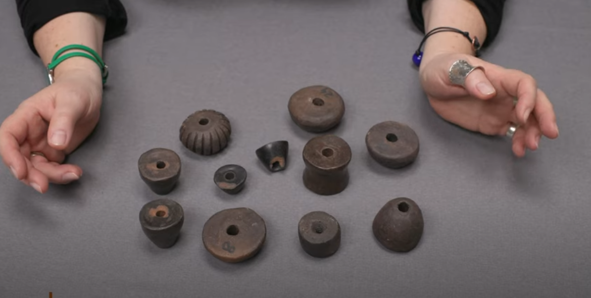 Kadr z filmu: Textile technology in Bronze Age Greece. Part II: Spinning