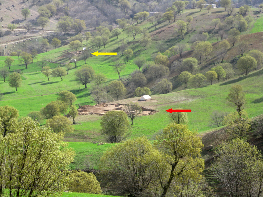 Ogólny widok na cmentarze: wczesnobrązowe (żółta strzałka) i późnobrązowe (czerwona strzałka). Fot. R. Naseri ©R. Naseri, na licencji CC BY-NC-SA 4.0