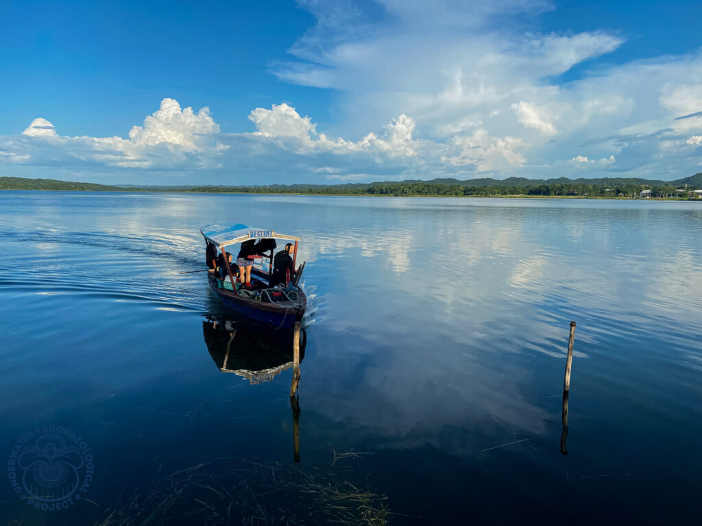 Jednostka badawcza Petén Itzá Project, lancha Beatriz, na wyjątkowo spokojnej tafli jeziora © E. Łuba, opublikowano na licencji CC BY-NC-SA 4.0