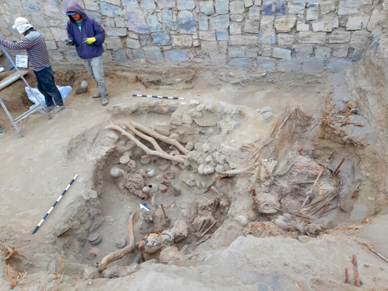 Escavações de um complexo de sepultamento em grupo em câmaras no cemitério 1 de Pachacámac