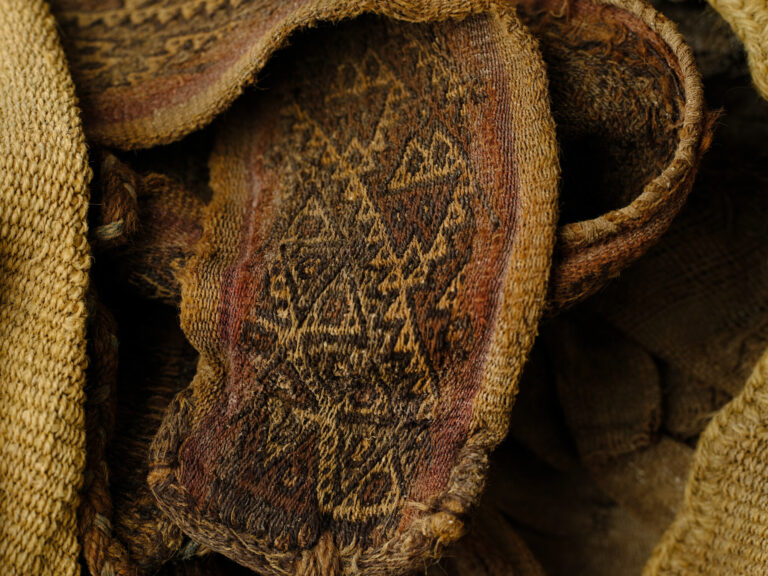 Detalhe de tecido decorativo dentro da trouxa funerária de uma das múmias