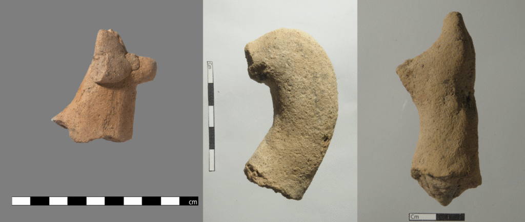 Figurki zwierząt z Tell el-Retaba. Od lewej: figurka konia z fragmentem dłoni jeźdźca, figurka ptaka, figurka mangusty/jaszczurki. © M. Rekłajtis, S. Rzepka