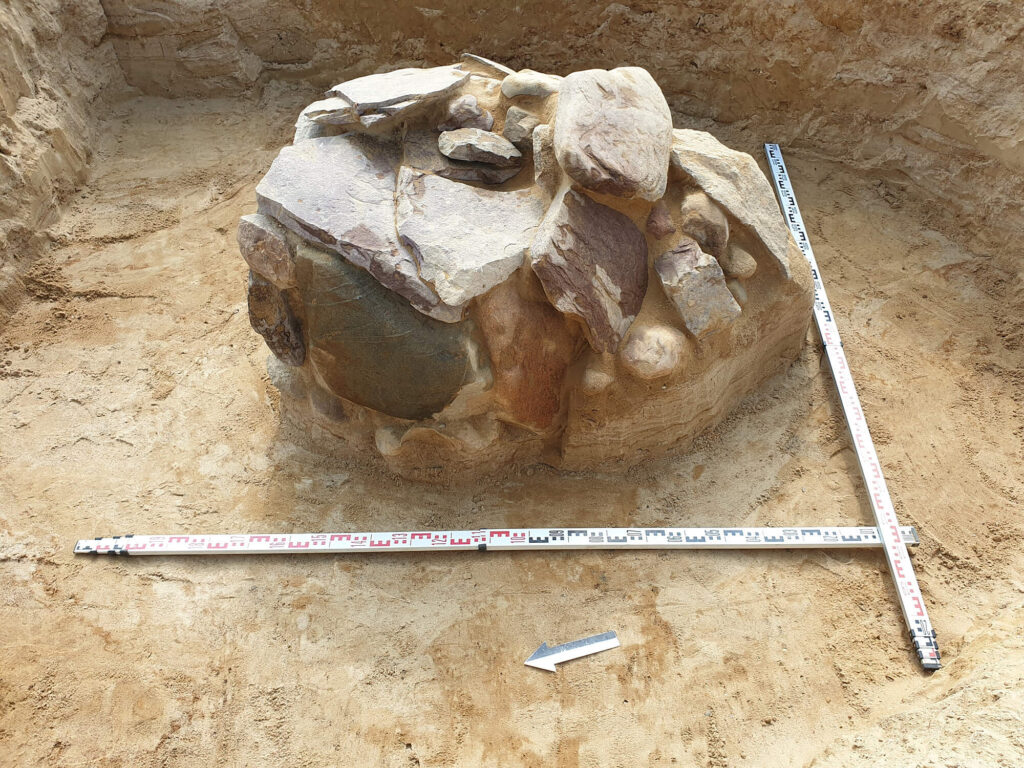 Grób skrzynkowy w miejscu odkrycia (fot. Fundacja Dziedzictwa Archeologicznego)
