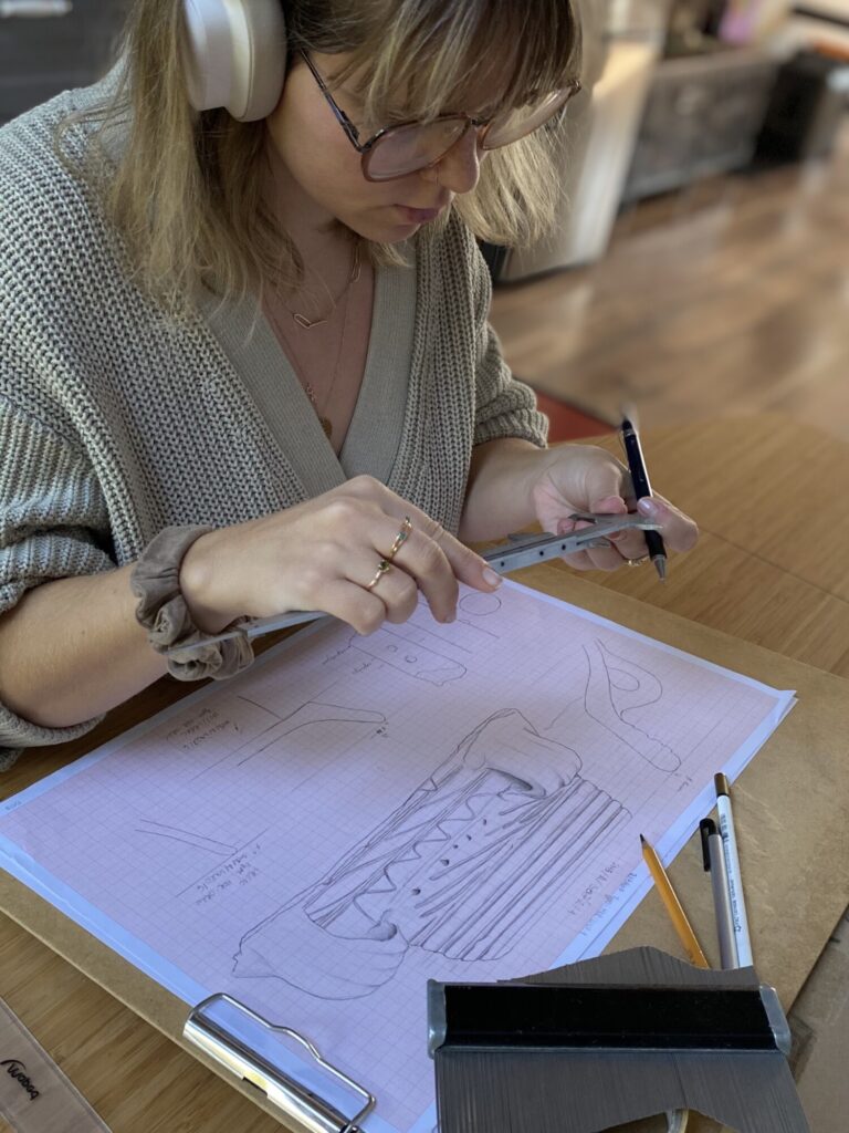 Rysownik przy pracy. Copyright: Maria Lausz, Purrfect Illustrations, Drawing and digital documentation @purrfect_illustrations