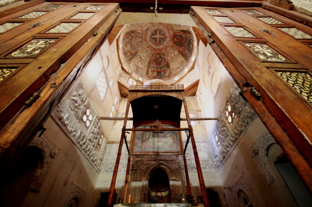 Widok wnętrza głównego sanktuarium (haikalu) kościoła klasztornego Deir al-Surian© Deir al-Surian Conservation Project 