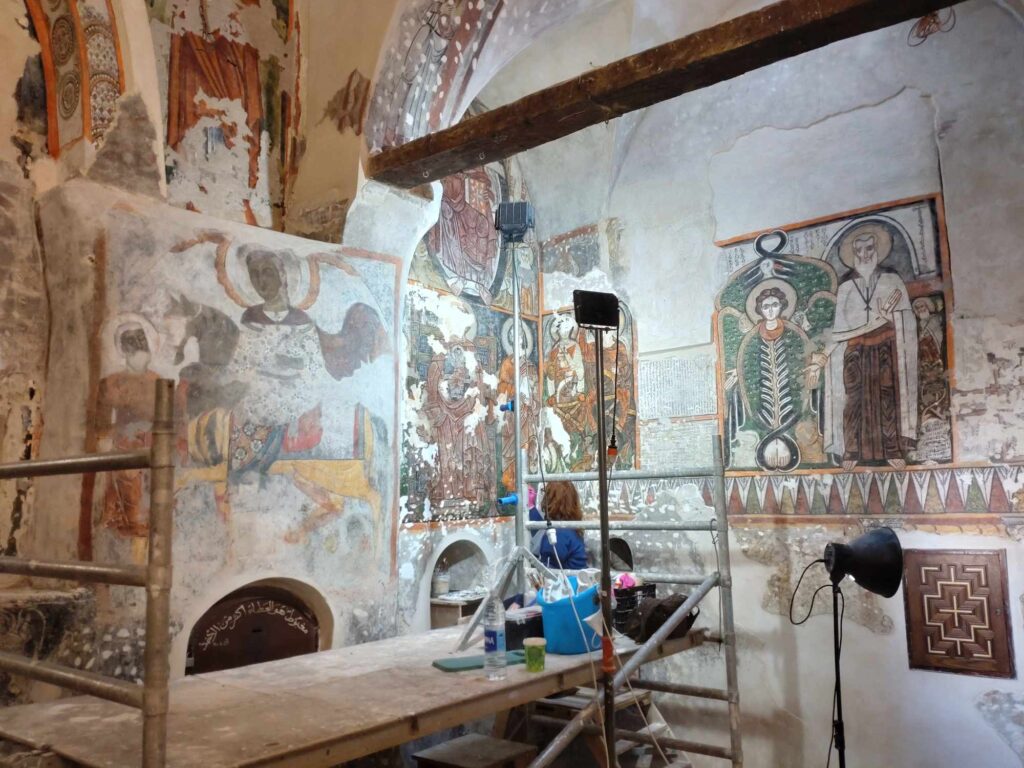 Prace konserwatorskie prowadzone przy malowidłach ściennych w kościele klasztornym Deir al-Surian© Deir al-Surian Conservation Project 