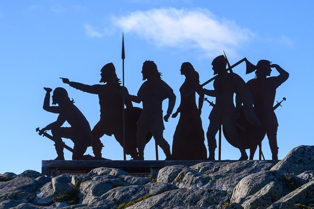 Sylwetka Normanów nad L’Anse aux Meadows w Nowej Fundlandii.© Gordon Leggett, na licencji CC BY-SA 4.0.