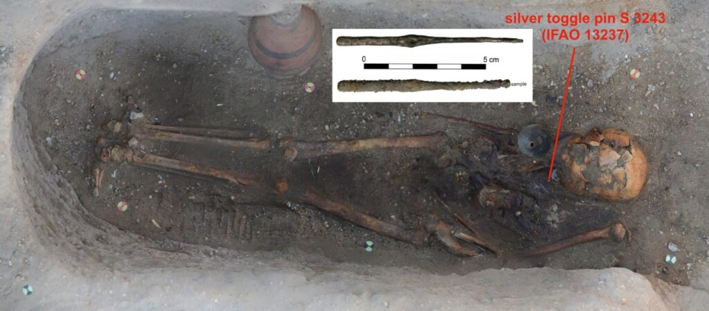 Zbadana srebrna szpilka z zatrzaskiem, znaleziona w grobie z wczesnego okresu Nowego Państwa, pochodzącym z połowy II tysiąclecia p.n.e.© Lenka Horáková 