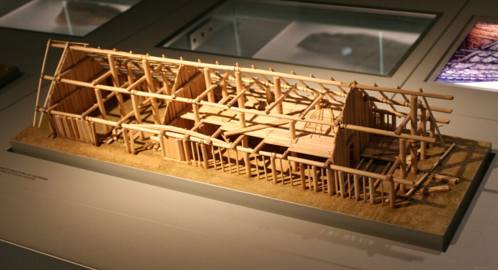 Model długiego domu KCWR. Państwowe Muzeum Archeologiczne w Chemnitz.Autor: Einsamer Schütze. Na licencji: CC-BY-SA-4.0
