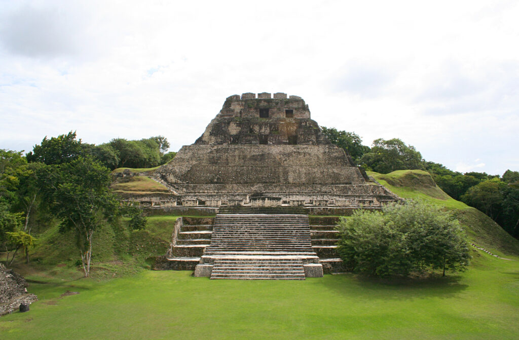 Budowla El Castillo  w Xunantunich. Ta ikoniczna budowla znalazła się na okładce książki “Majowie. Na tropie wielkiej cywilizacji Ameryki Środkowej”© I.Mackenzie, na licencji CC BY 2.0
