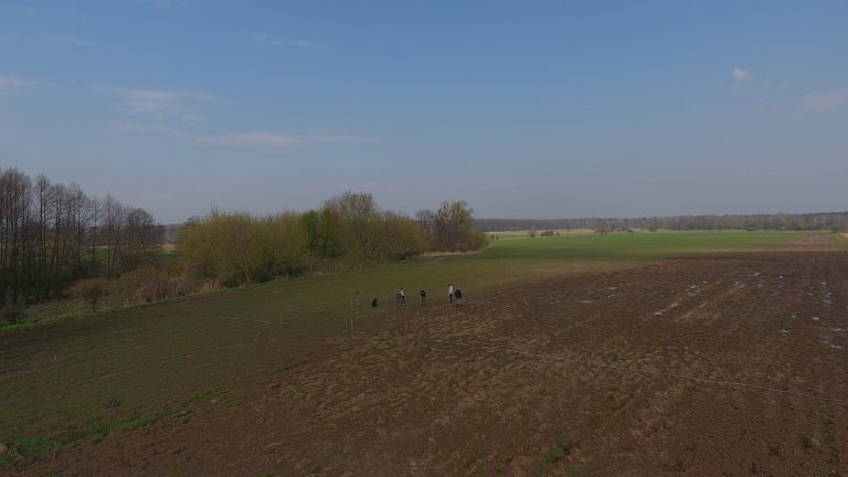 Zespół osadniczy w Zaborowie z lotu ptaka. Na horyzoncie Kampinoski Park Narodowy© A. Tomas, na licencji CC BY SA 4.0
